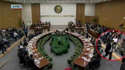 Gerardo Fernández Noroña se enfrenta a Guadalupe Acosta Naranjo